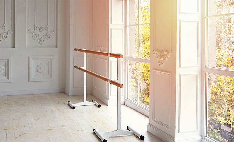 クラシックバレエのバーが置かれているダンススタジオ